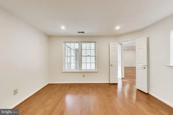 $2,600 | 5707 Brewer House Circle, Unit T2, Rockville, MD 20852