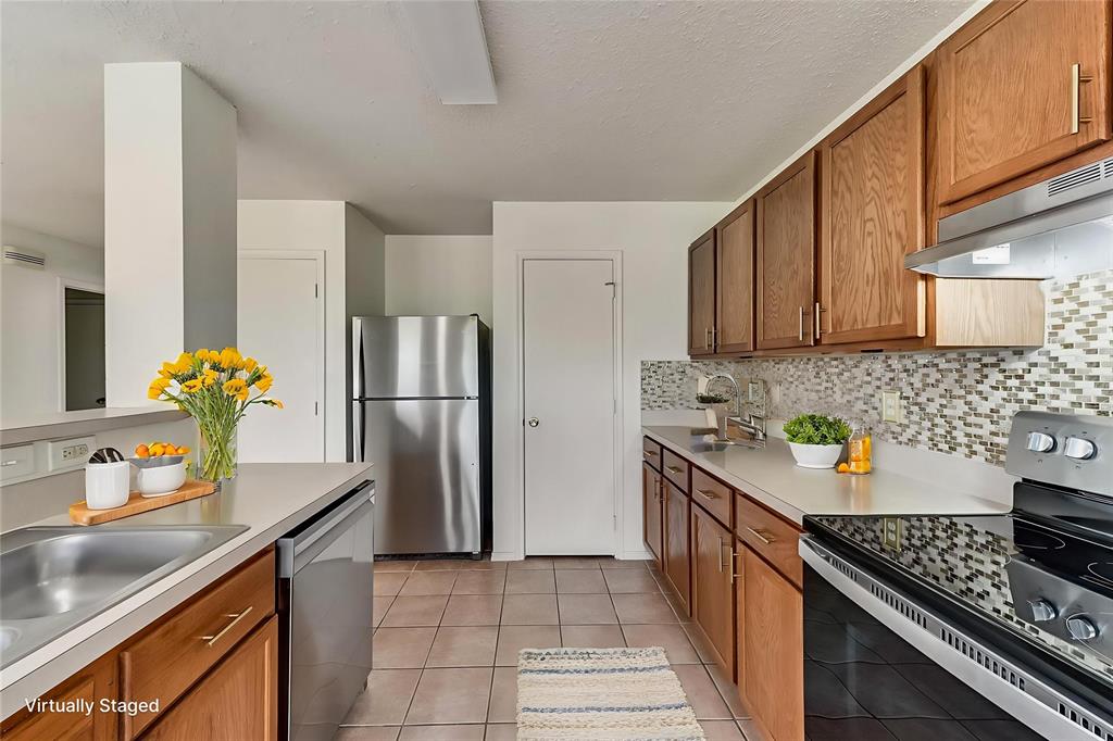 13401 Ponderosa Ranch Road Fort Worth, TX 76262 - Photo 5 of 22 a kitchen with stainless steel appliances granite countertop a sink stove and refrigerator