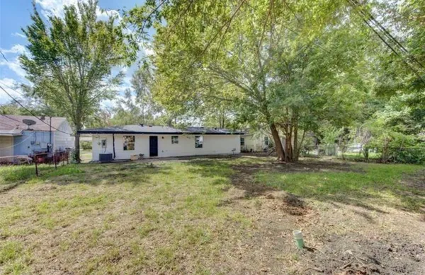 $1,800 | 5611 Doulton Drive, Houston, TX 77033