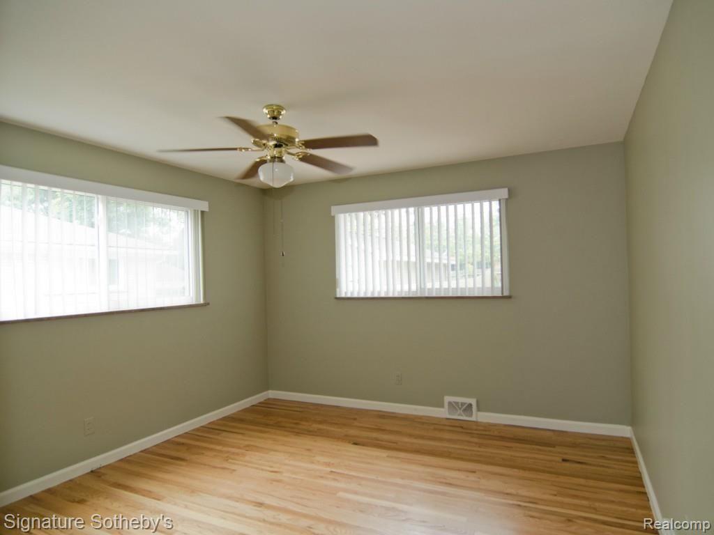 102 South Alice Avenue Rochester, MI 48307 - Photo 7 of 23 6 Bedroom.jpg