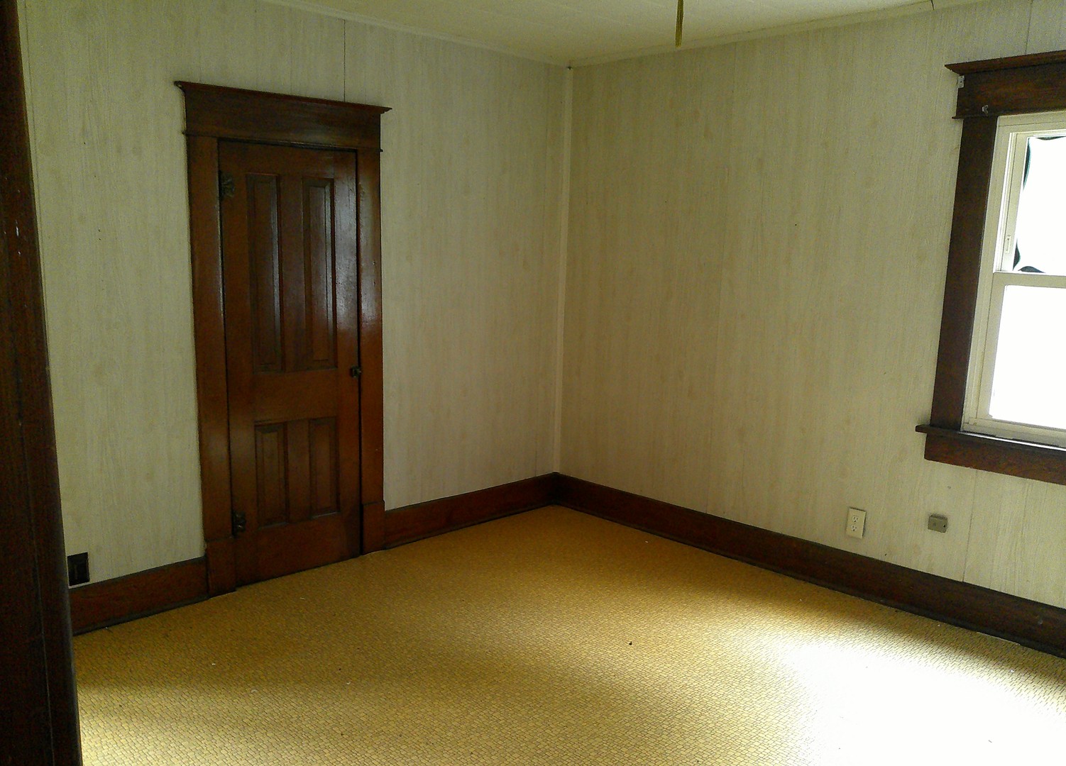 208 East State Street Fairmount, IL 61841 - Photo 16 of 21 an empty room with windows