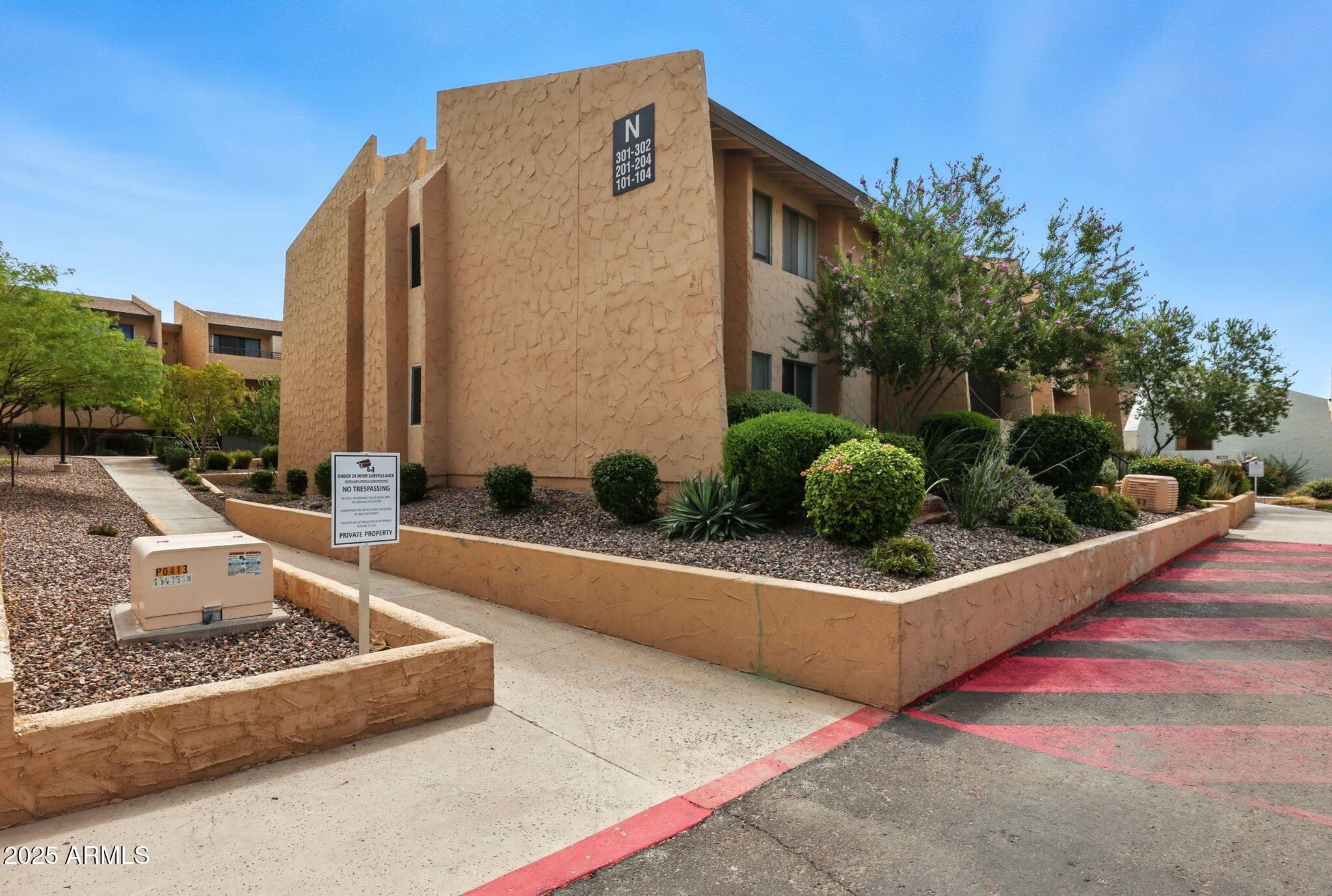 8055 East Thomas Road, Unit N201 Scottsdale, AZ 85251 - Photo 7 of 28 a view of a couches in the patio with a small yard