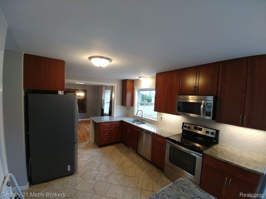 32250 Baintree Road Farmington Hills, MI 48334 - Photo 2 of 23