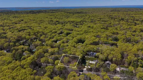 $850,000 | 32 Wheelock Walk, East Hampton, NY 11937