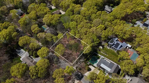 $850,000 | 32 Wheelock Walk, East Hampton, NY 11937