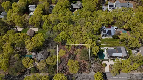 $850,000 | 32 Wheelock Walk, East Hampton, NY 11937