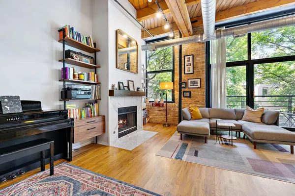 $3,200 | 2210 West Wabansia Avenue, Unit 202, Chicago, IL 60647