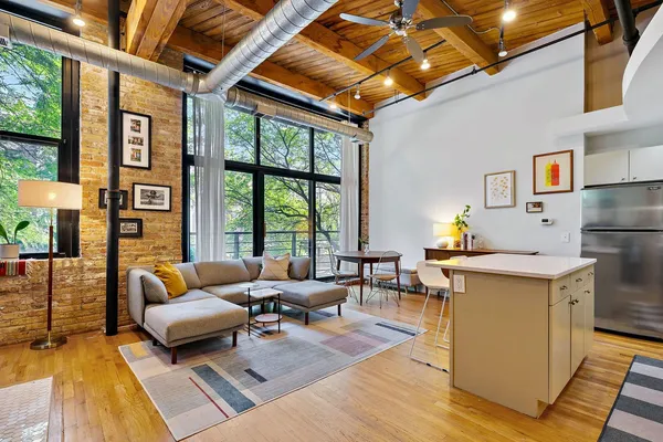 $3,200 | 2210 West Wabansia Avenue, Unit 202, Chicago, IL 60647