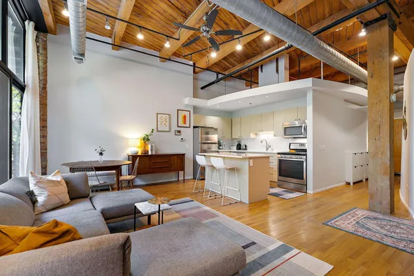 $3,200 | 2210 West Wabansia Avenue, Unit 202, Chicago, IL 60647