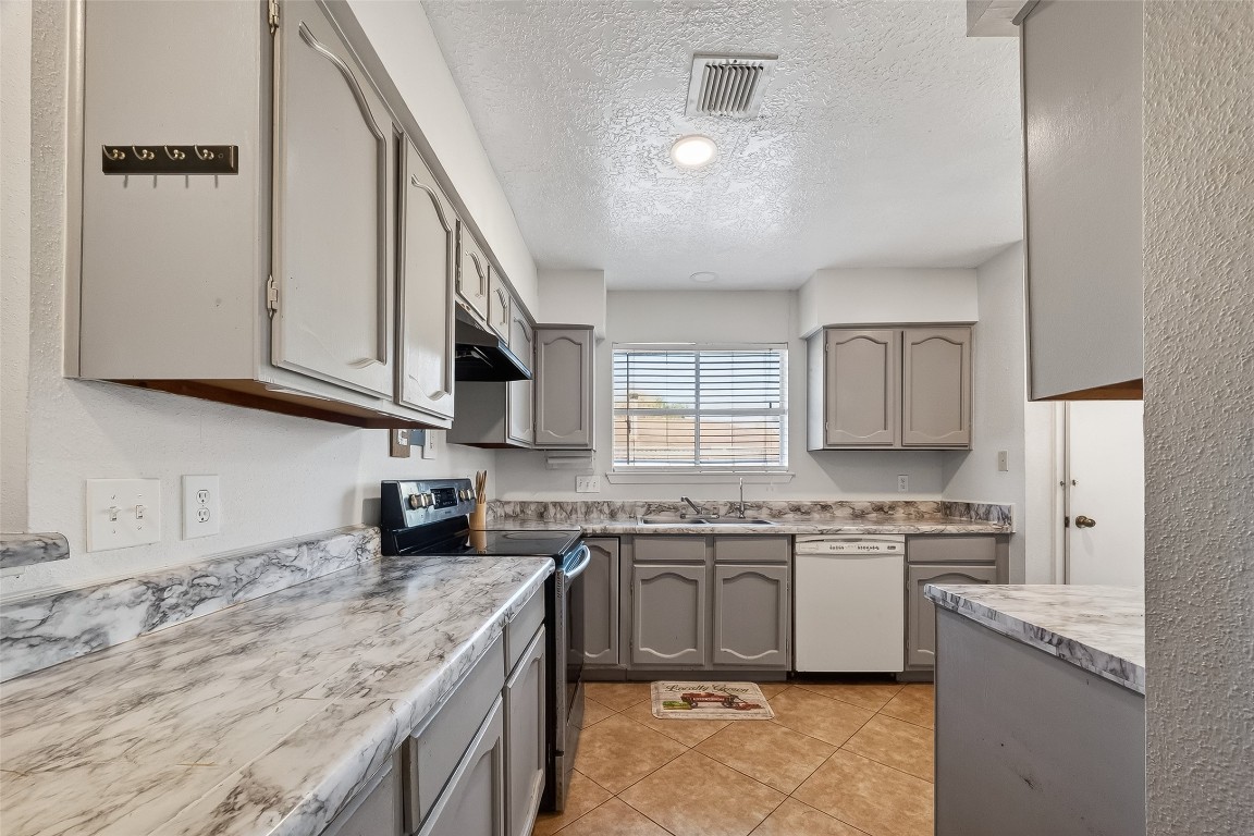 2410 Colonial Ridge Drive Friendswood, TX 77546 - Photo 13 of 37