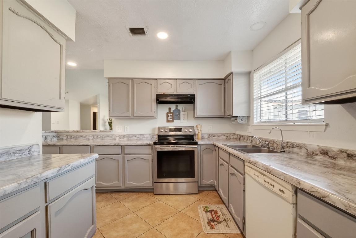 2410 Colonial Ridge Drive Friendswood, TX 77546 - Photo 14 of 37