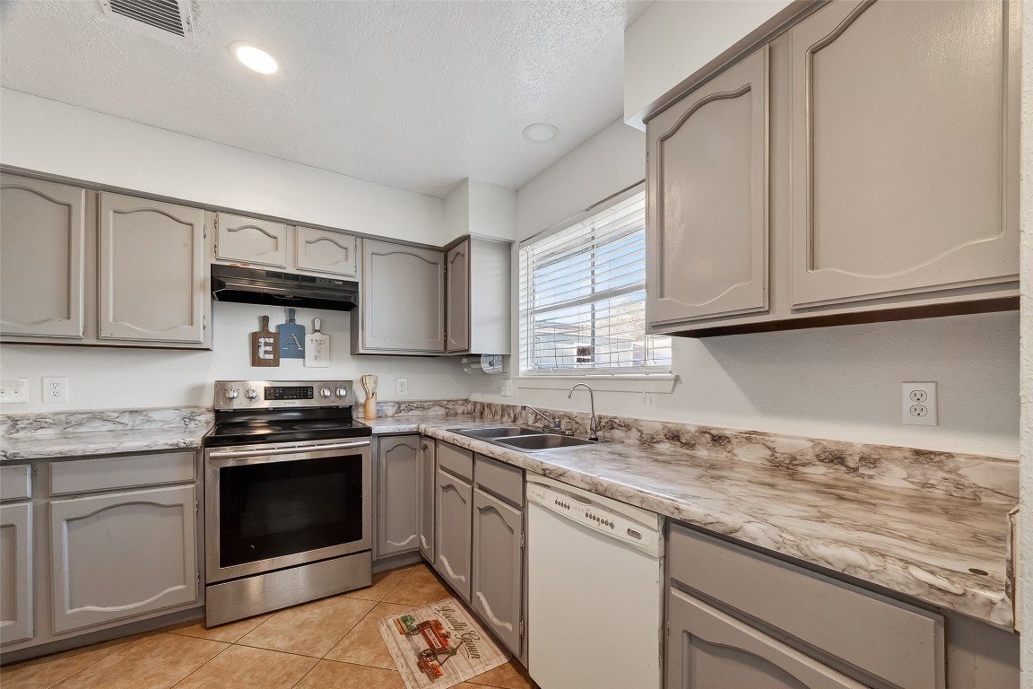 2410 Colonial Ridge Drive Friendswood, TX 77546 - Photo 15 of 37