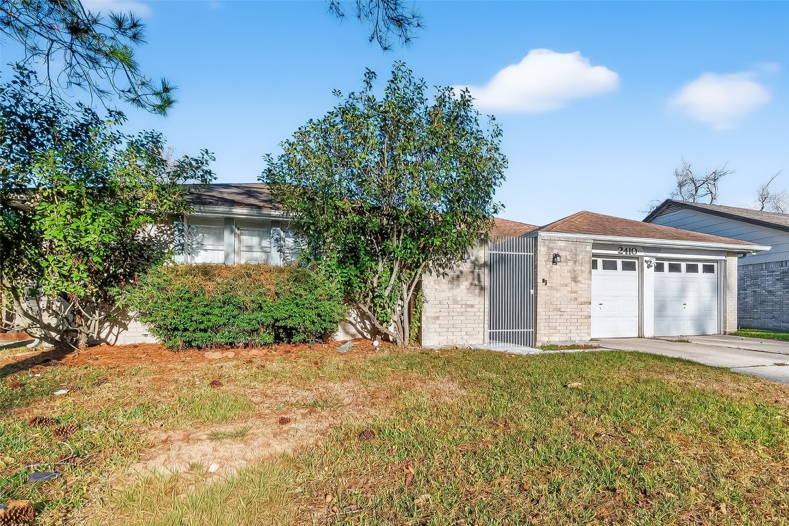 2410 Colonial Ridge Drive Friendswood, TX 77546 - Photo 2 of 37