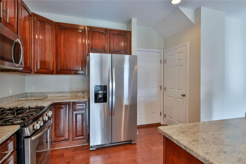 231 Maple Ridge Drive Canonsburg, PA 15317 - Photo 10 of 25 An access door from the kitchen to the attached garage allows for easy child and grocery unloading!