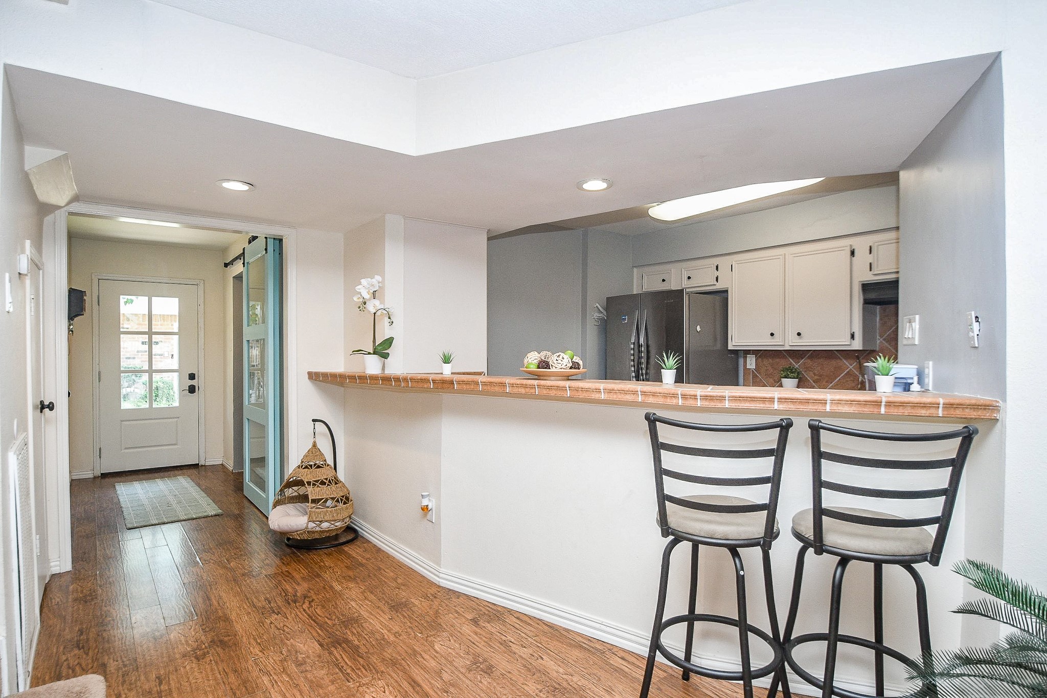 14686 Perthshire Road, Unit H Houston, TX 77079 - Photo 6 of 22 a kitchen with a table and chairs in it