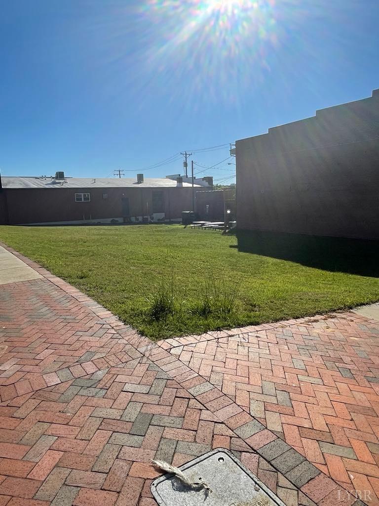 a view of a backyard