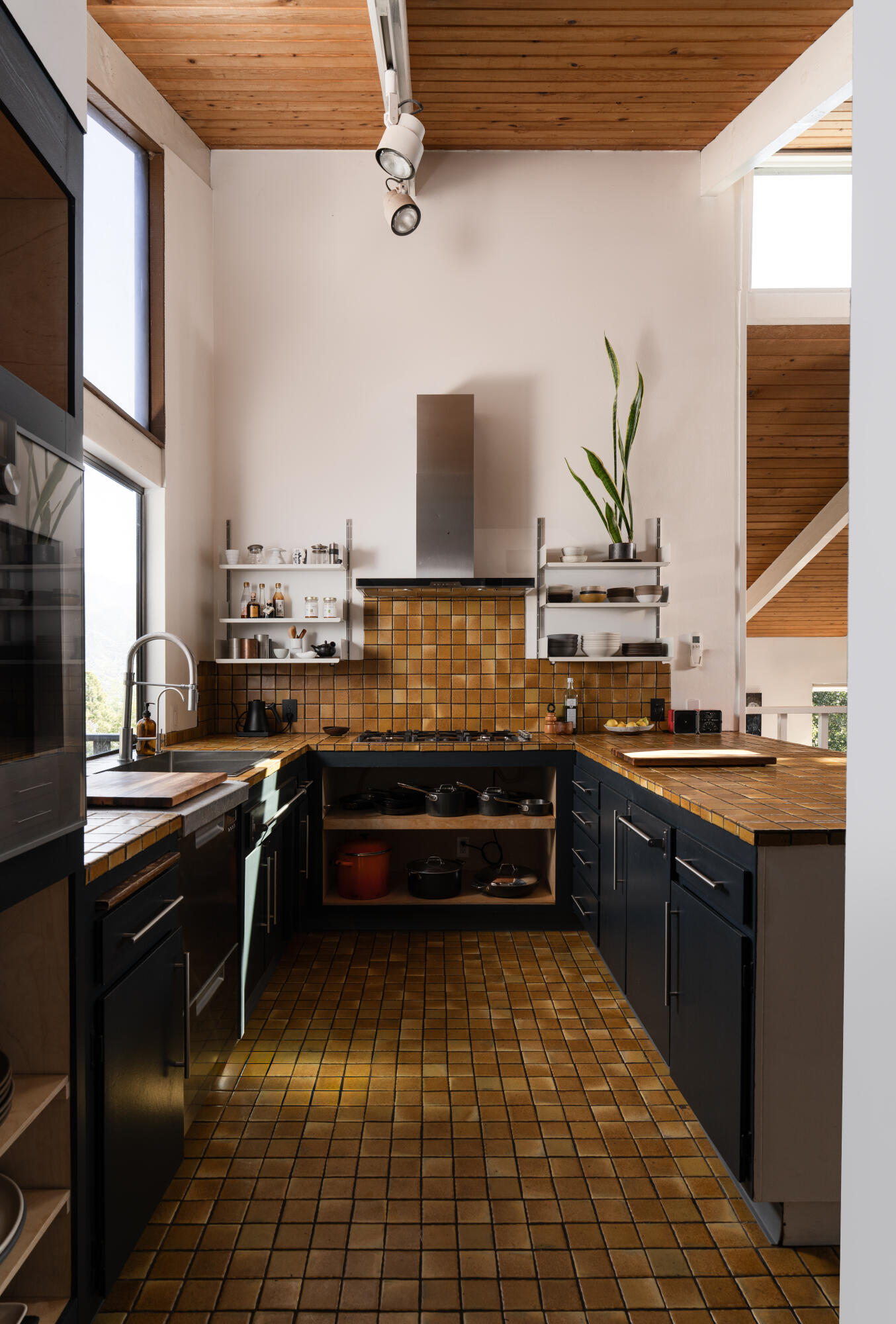 1512 Hillcrest Road Santa Barbara, CA 93103 - Photo 15 of 53 Kitchen (V)