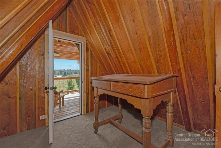 19161 Shoshone Road Bend, OR 97702 - Photo 17 of 25 Upstairs room would be great office area