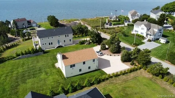 $999,000 | 7 Corwin Lane, Hampton Bays, NY 11946