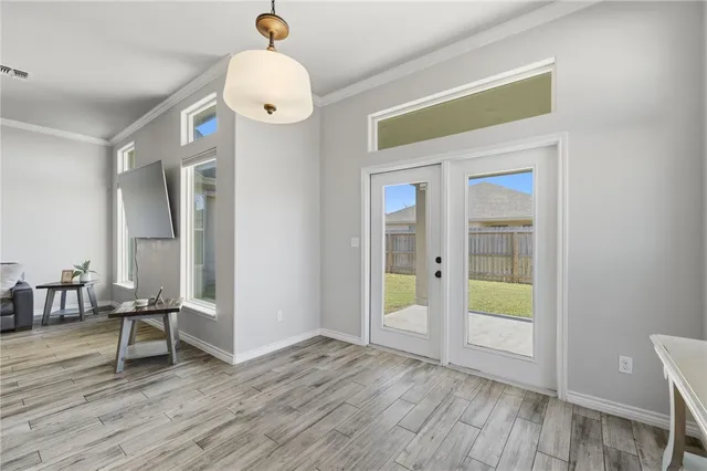 a view of front of a house with a yard