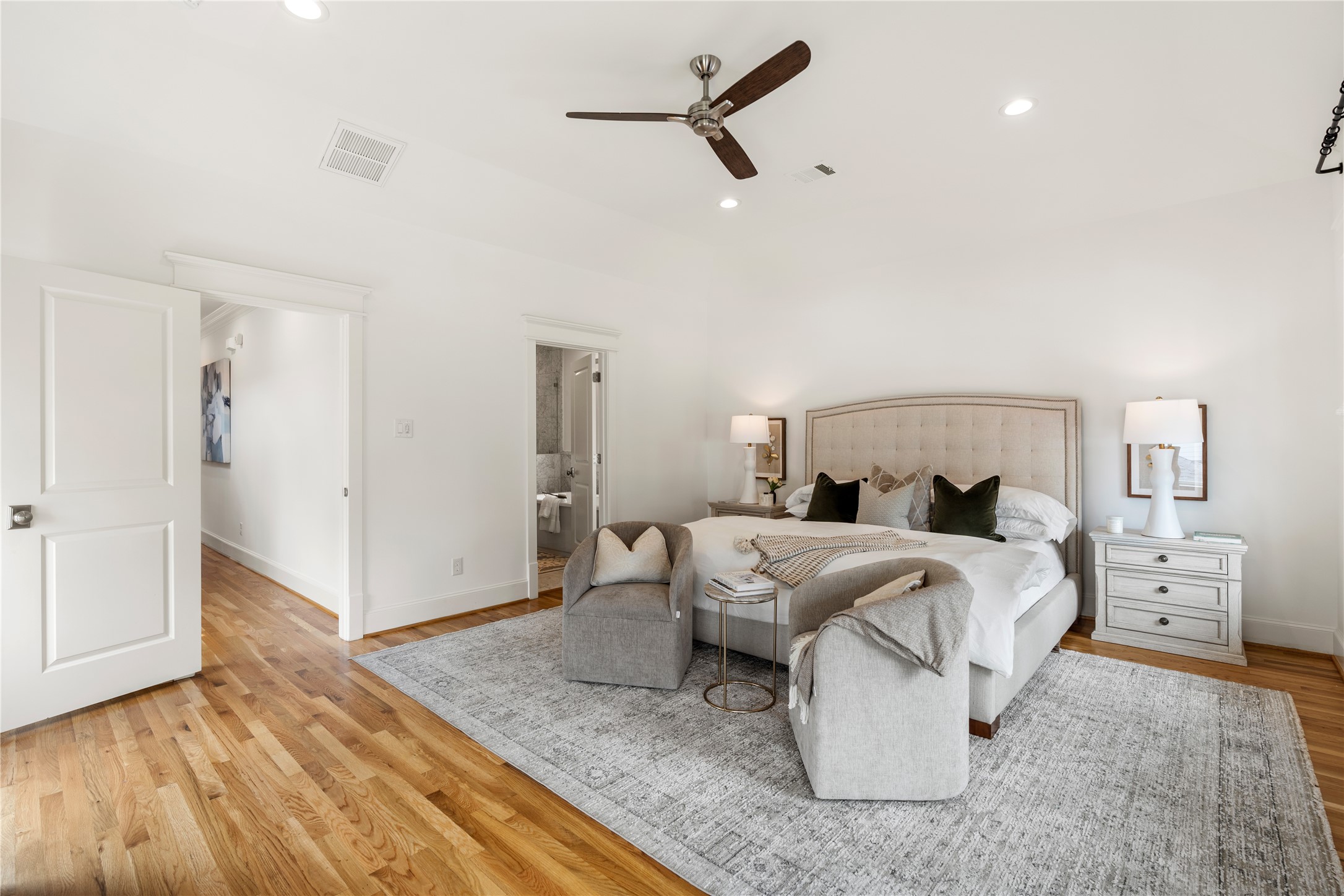 925 Tulane Street, Unit A Houston, TX 77008 - Photo 38 of 49 The king-size primary suite features sky-high ceilings equipped with recessed lighting and a ceiling fan.