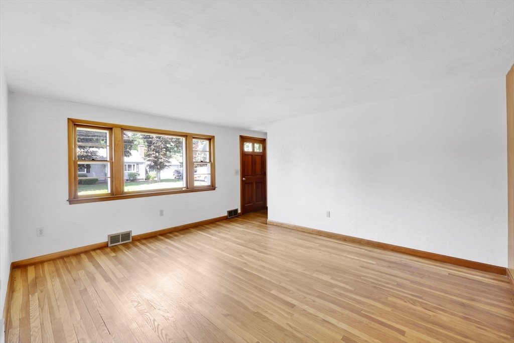 39 Northway Drive Springfield, MA 01119 - Photo 4 of 30