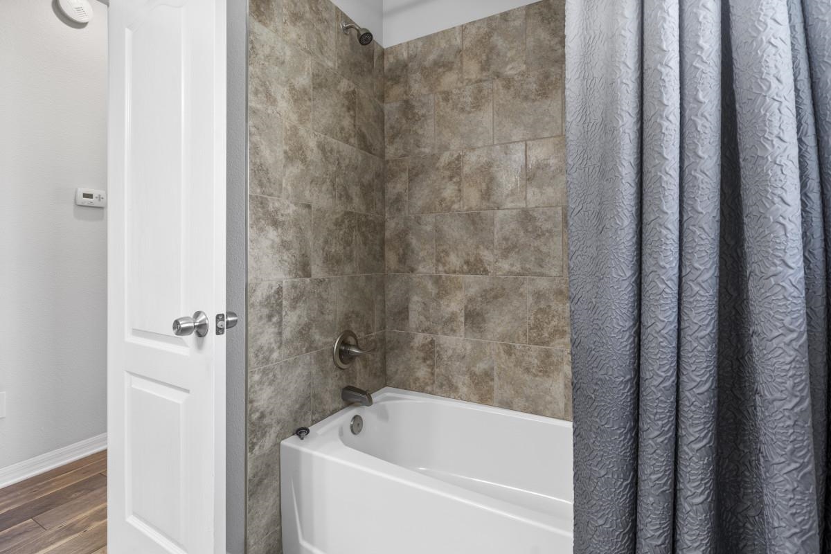 315 Segovia Road St. Augustine, FL 32086 - Photo 25 of 31 a bathroom with a bathtub