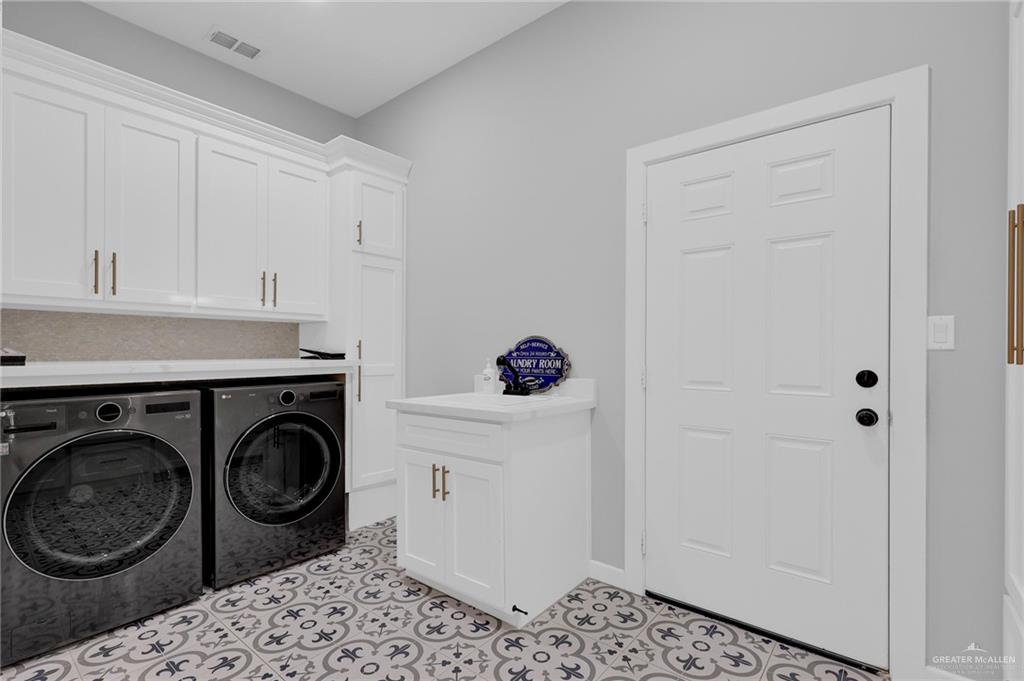 5284 North Mayberry Road Palmhurst, TX 78573 - Photo 21 of 26 a utility room with sink dryer and washer