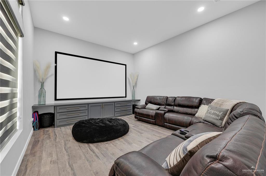 5284 North Mayberry Road Palmhurst, TX 78573 - Photo 8 of 26 a living room with furniture and a couch