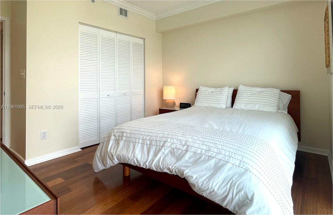 335 South Biscayne Boulevard, Unit 2212 Miami, FL 33131 - Photo 29 of 69 a bedroom with a bed and a window