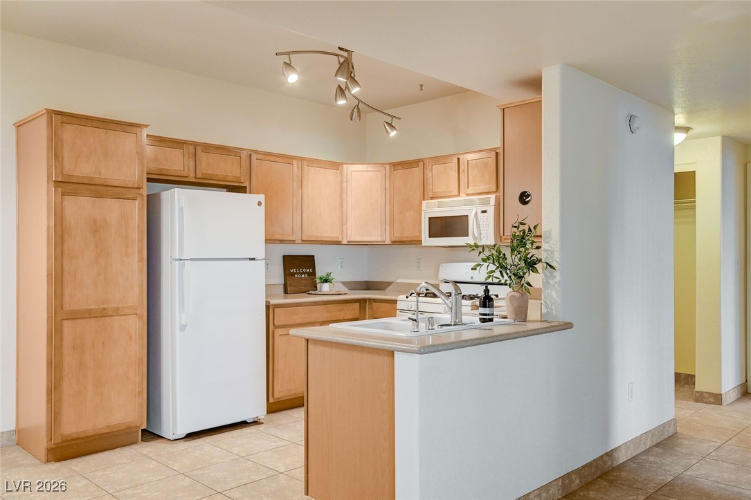 2291 West Horizon Ridge Parkway, Unit 7138 Henderson, NV 89052 - Photo 9 of 31 Well equipped kitchen