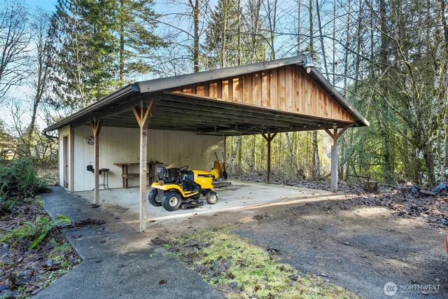 a view of an outdoor space