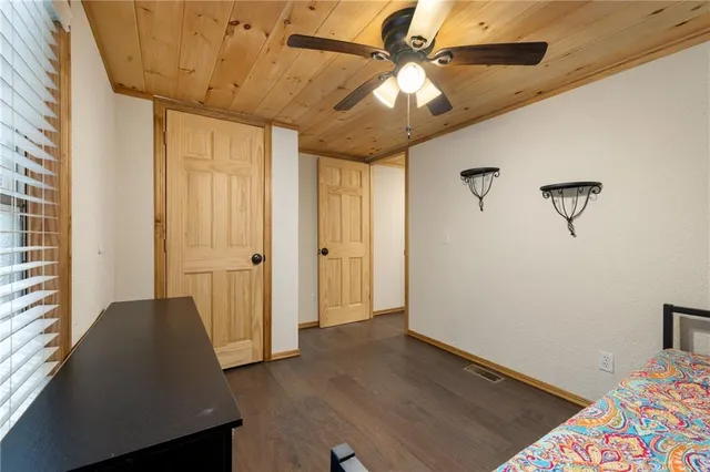 a view of livingroom with furniture and ceiling fan