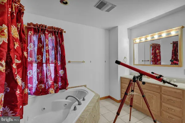 an empty room with closet and a ceiling fan