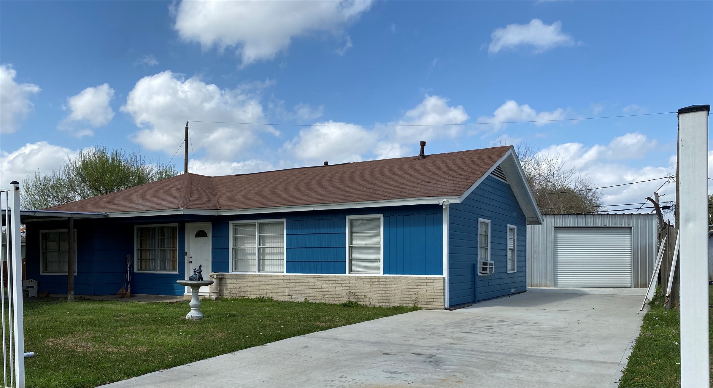 15513 Vonnet Street Channelview, TX 77530 - Photo 2 of 10 a front view of a house with garden