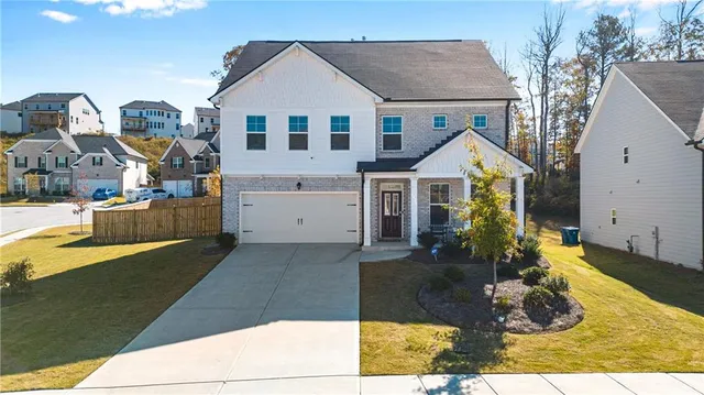 a view of a house with a yard