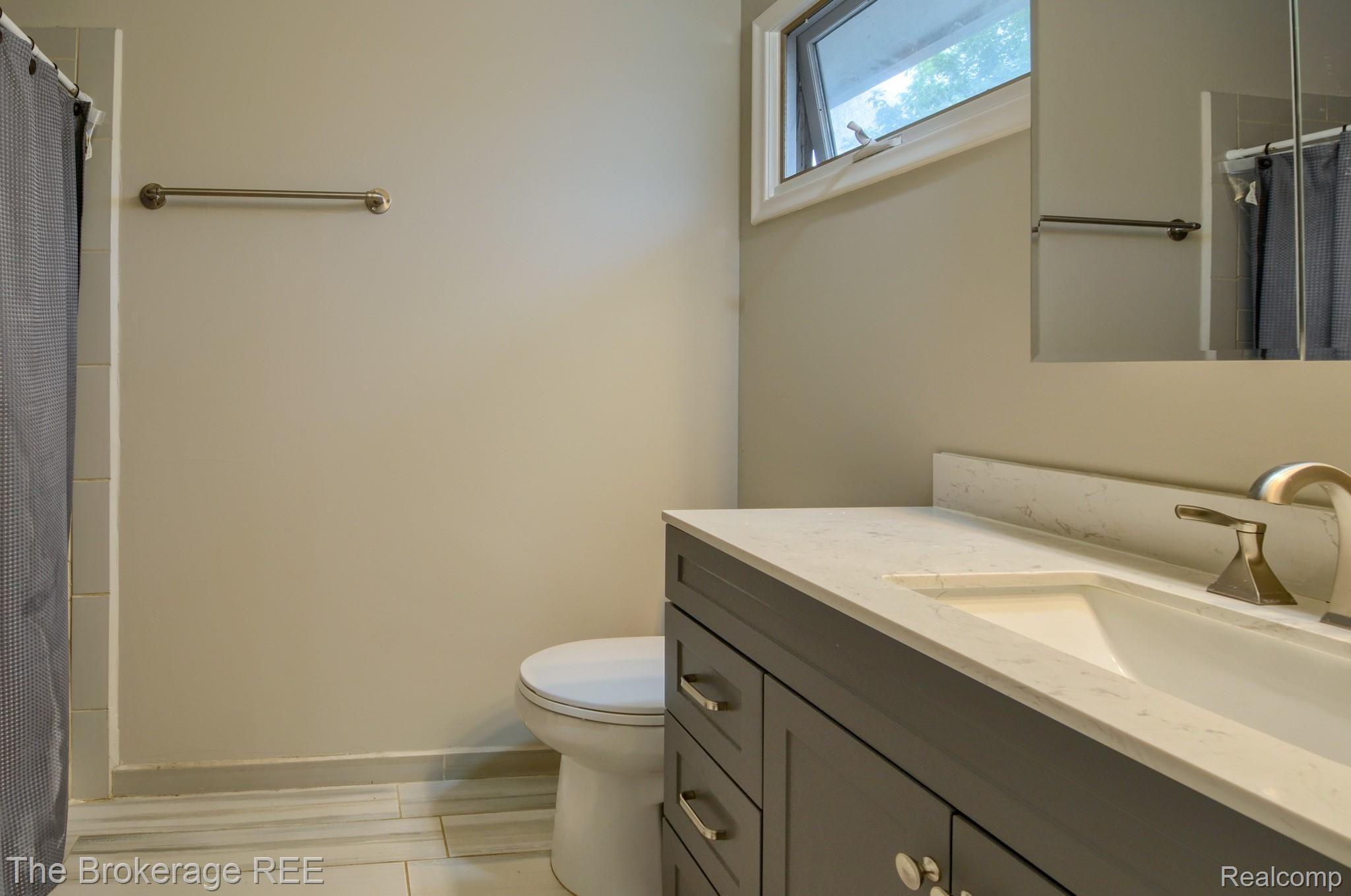 6121 Kings Shire Road Grand Blanc, MI 48439 - Photo 35 of 42 SD3_5195-HDR(5).jpg