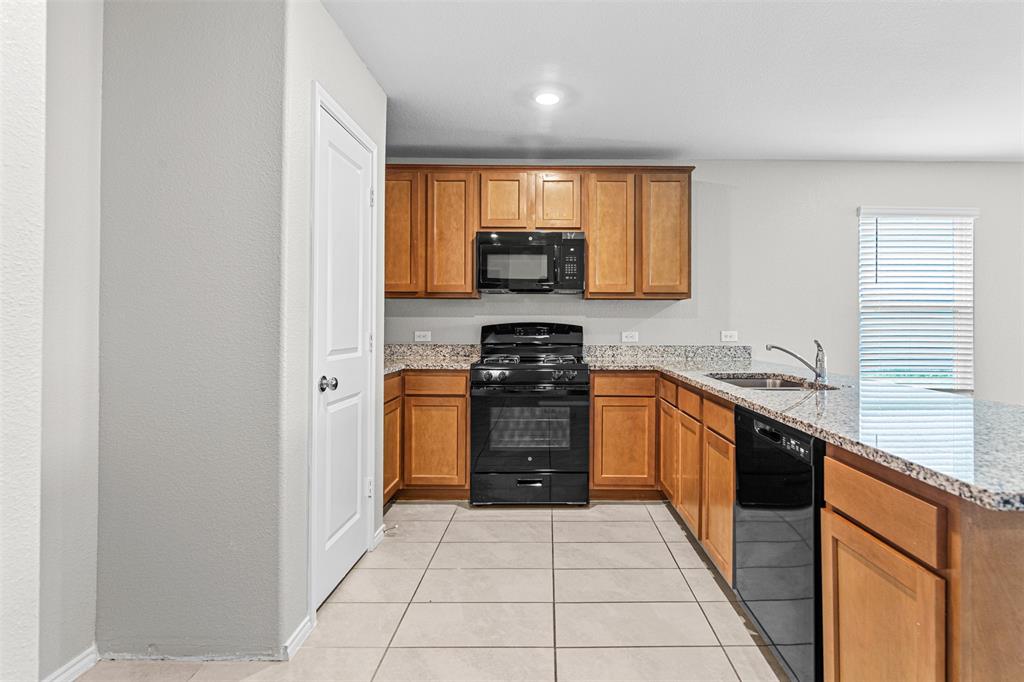 4052 Dublin Ridge Drive Fort Worth, TX 76036 - Photo 3 of 19