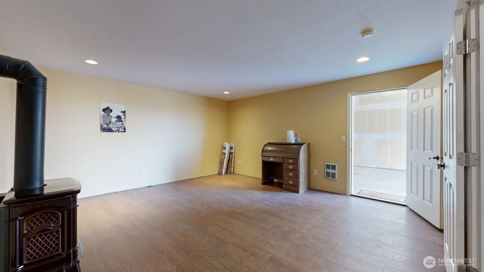321 Kent Way Eltopia, WA 99330 - Photo 21 of 35 a view of empty room with a fireplace