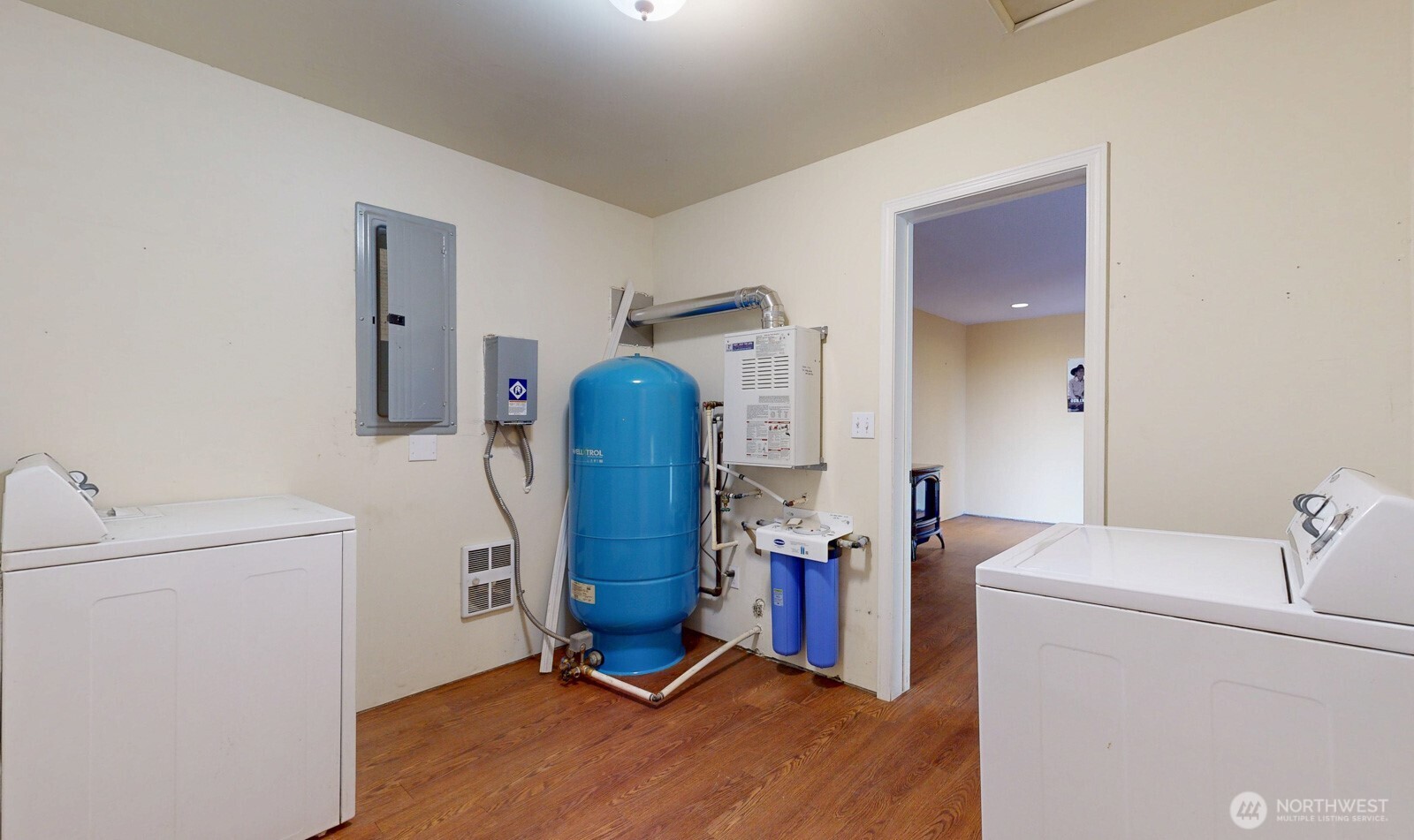 321 Kent Way Eltopia, WA 99330 - Photo 23 of 35 a view of workspace with wooden floor and bathroom
