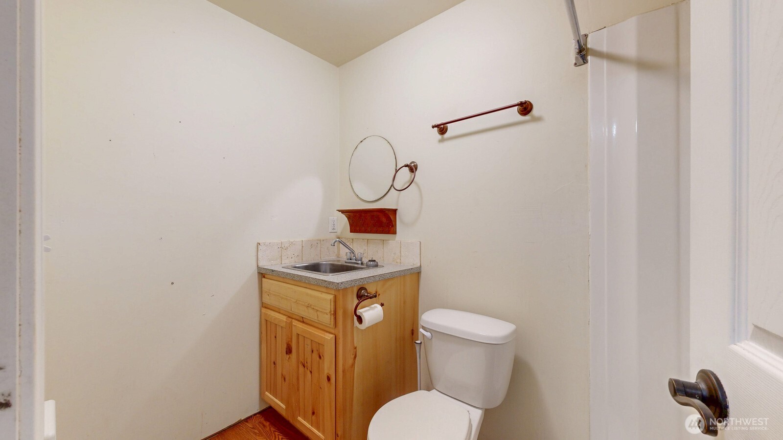 321 Kent Way Eltopia, WA 99330 - Photo 24 of 35 a bathroom with a toilet a sink and a mirror