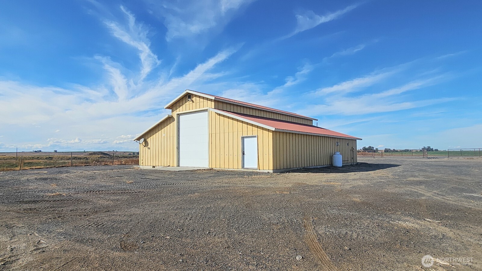 321 Kent Way Eltopia, WA 99330 - Photo 27 of 35 a big room with an ocean view