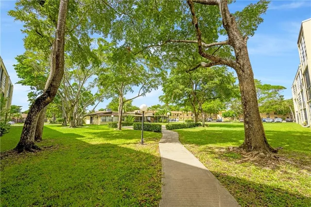 $1,600 | 301 Cambridge Road, Unit 109, Hollywood, FL 33024