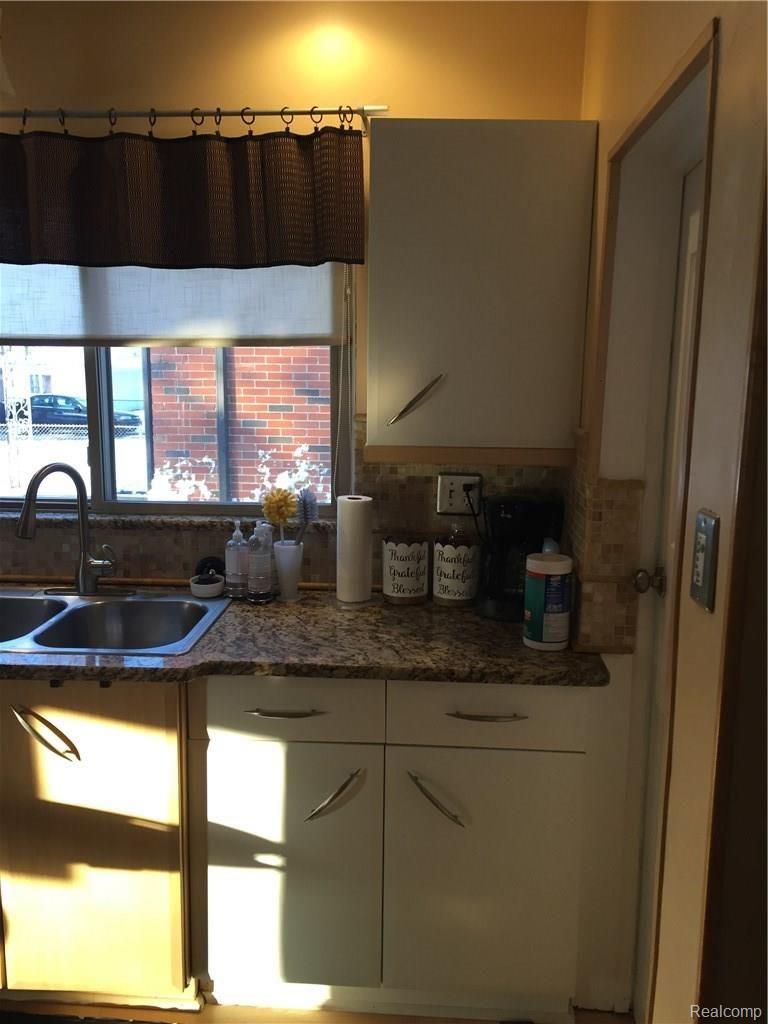 16845 Huntington Road Detroit, MI 48219 - Photo 11 of 36 IMG_1207.JPG
