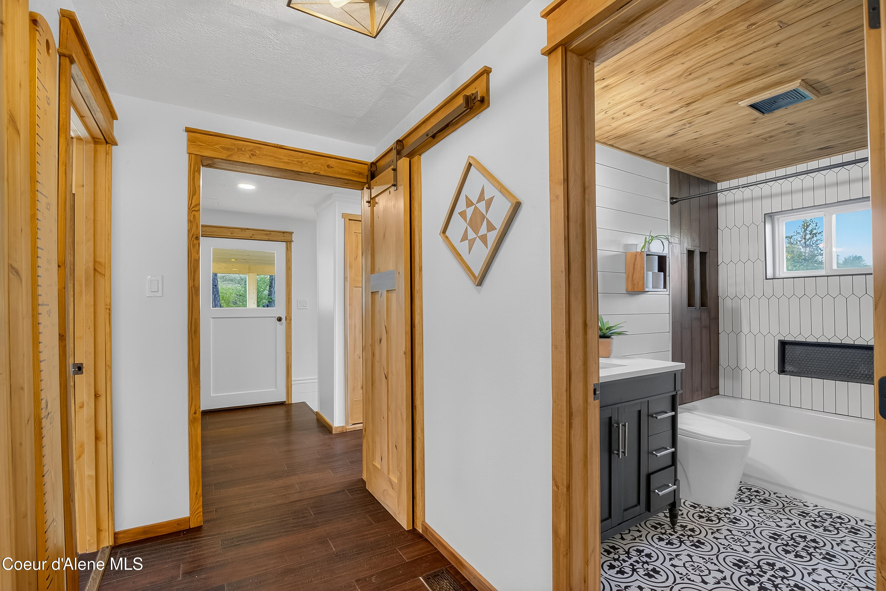 2157 Luke's Gulch Road Stites, ID 83552 - Photo 14 of 48 Main level hallway 066_AM3I5511