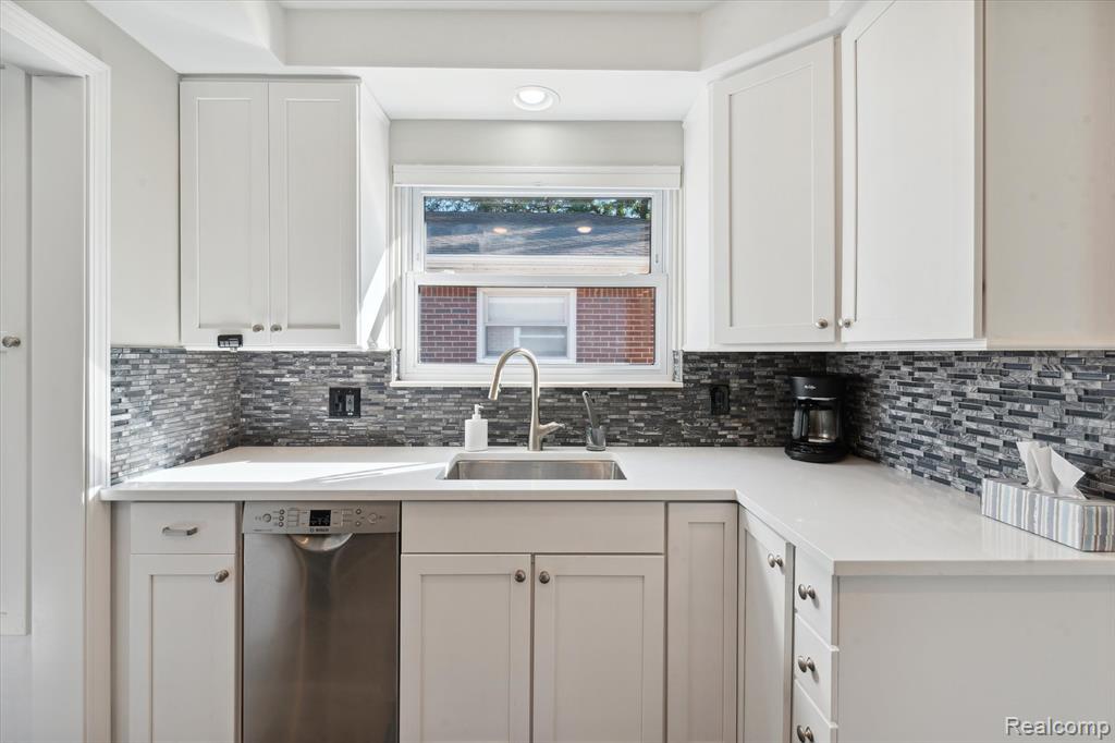 10019 Reeck Road Allen Park, MI 48101 - Photo 18 of 46