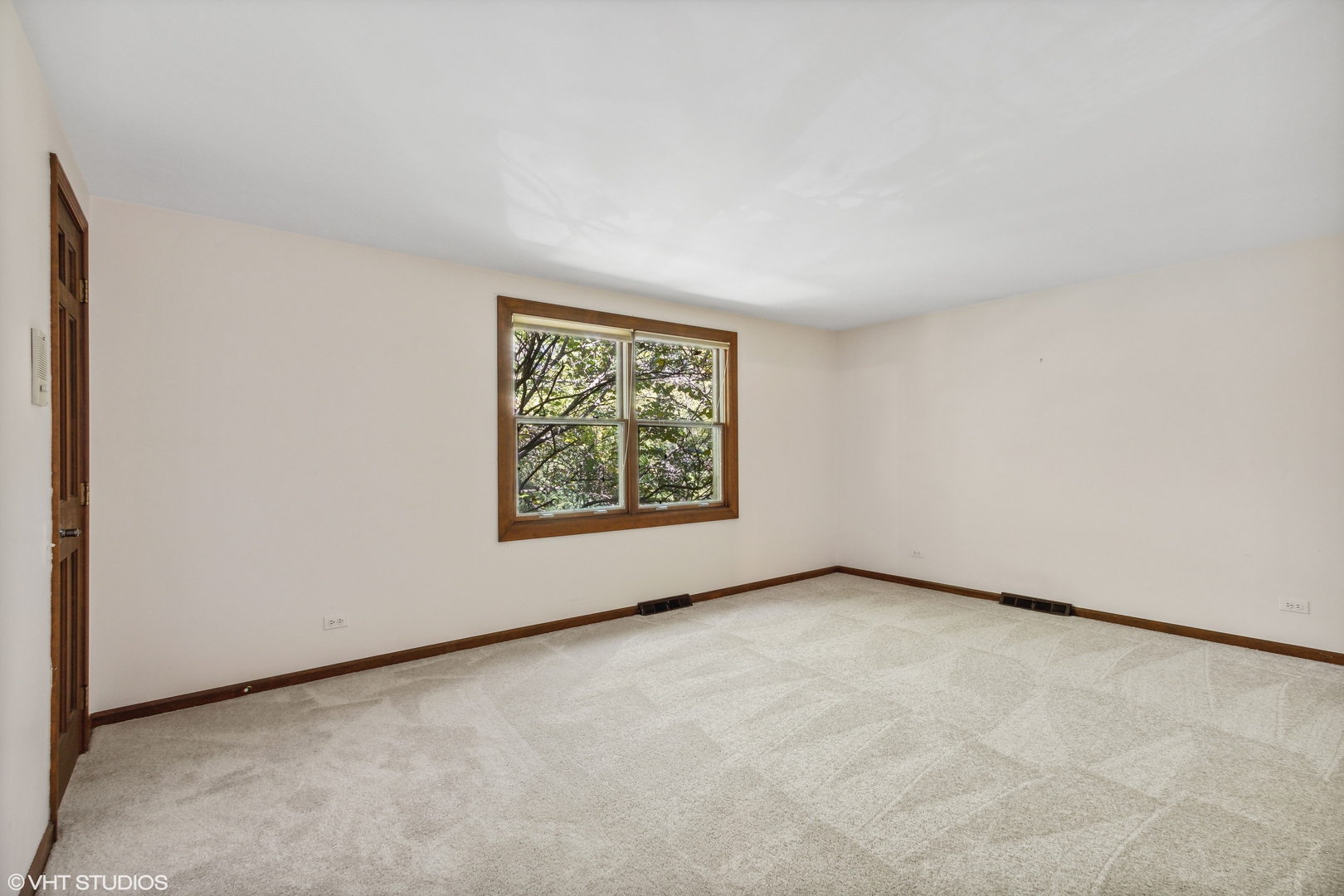 322 Old Sutton Road Barrington, IL 60010 - Photo 15 of 37 an empty room with windows