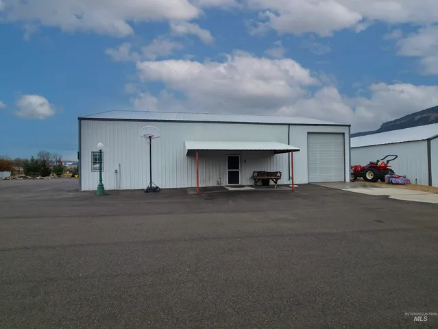 $1,200,000 | 10142 Airpark Loop Road, Melba, ID 83641