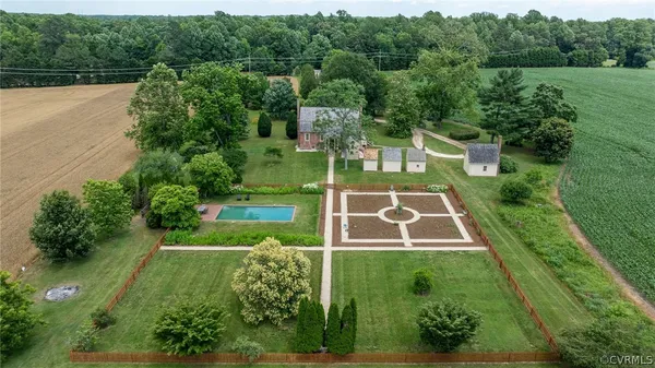a view of a back yard