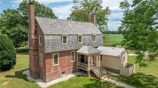 a view of a house with backyard